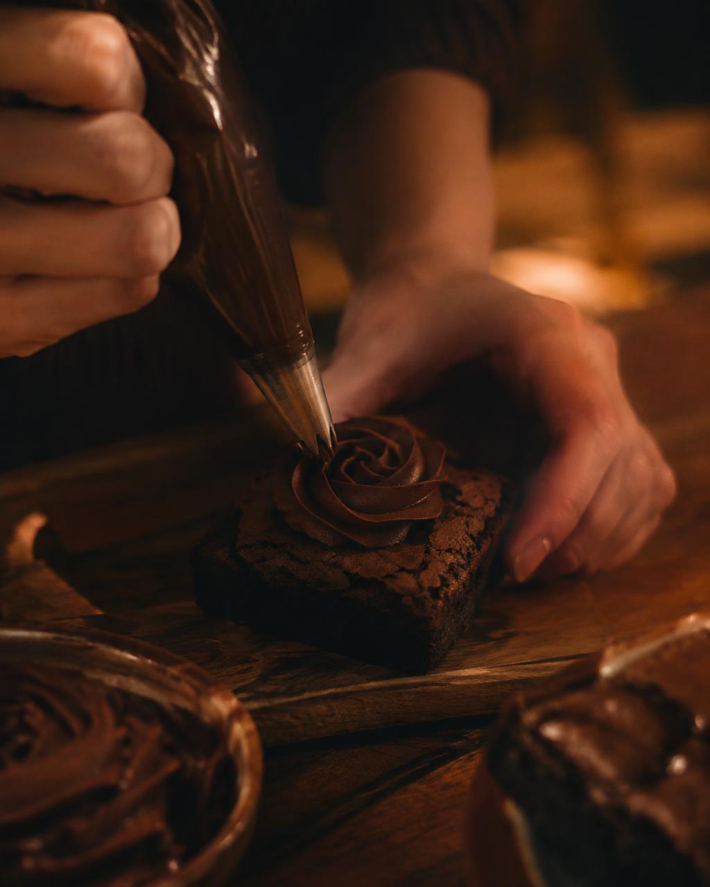 Kika verziert einen Brownie